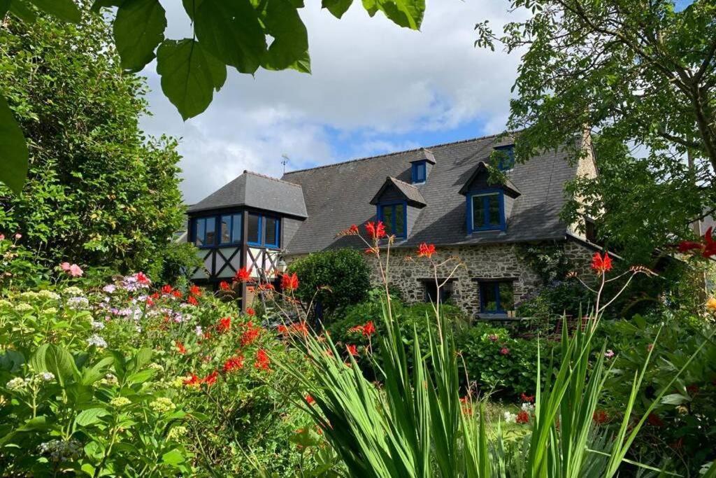 Maison En Pierre Dans Son Nid De Verdure Roz-Landrieux 外观 照片