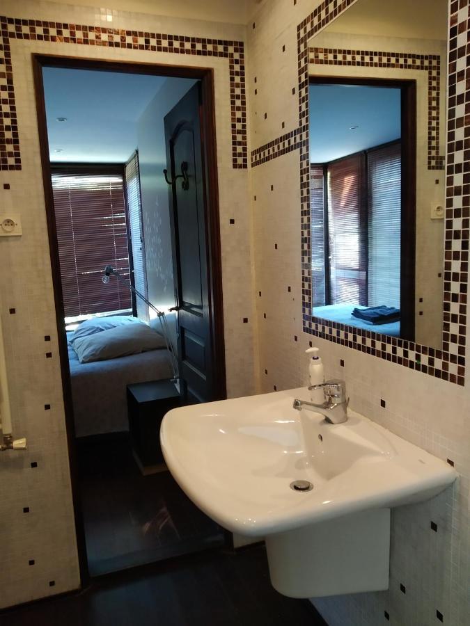 Maison En Pierre Dans Son Nid De Verdure Roz-Landrieux 外观 照片