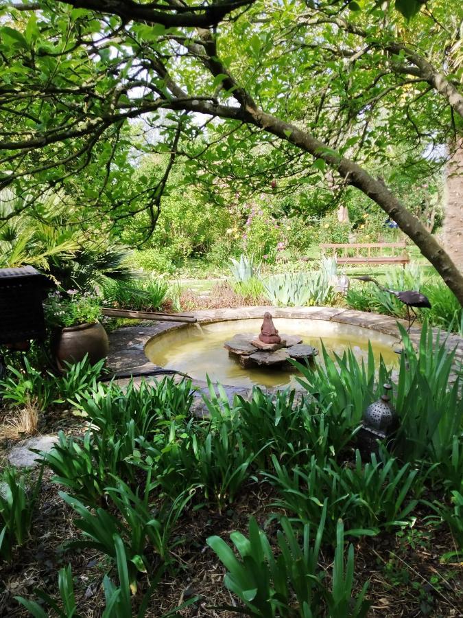 Maison En Pierre Dans Son Nid De Verdure Roz-Landrieux 外观 照片