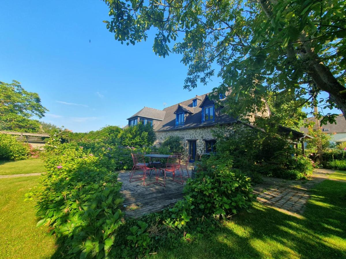 Maison En Pierre Dans Son Nid De Verdure Roz-Landrieux 外观 照片