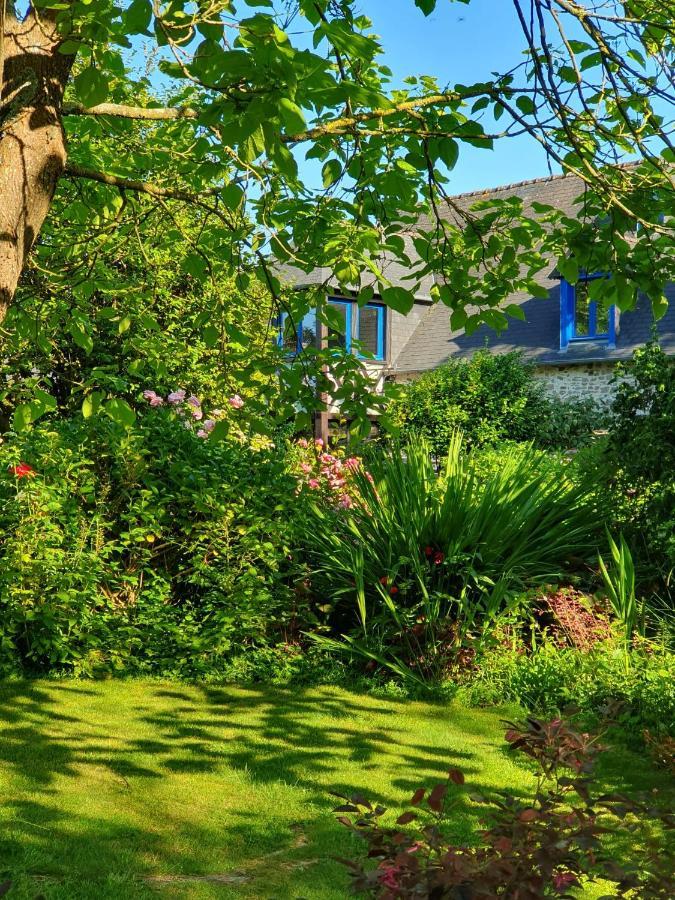Maison En Pierre Dans Son Nid De Verdure Roz-Landrieux 外观 照片